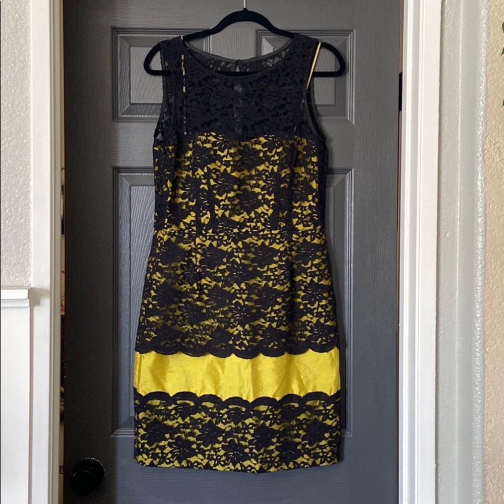 Taylor lace cocktail size 10 black yellow